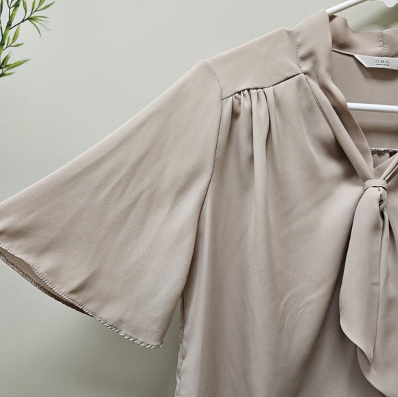 Elegant Cream Blouse with Tie Neck One Size - Picture 5 of 9